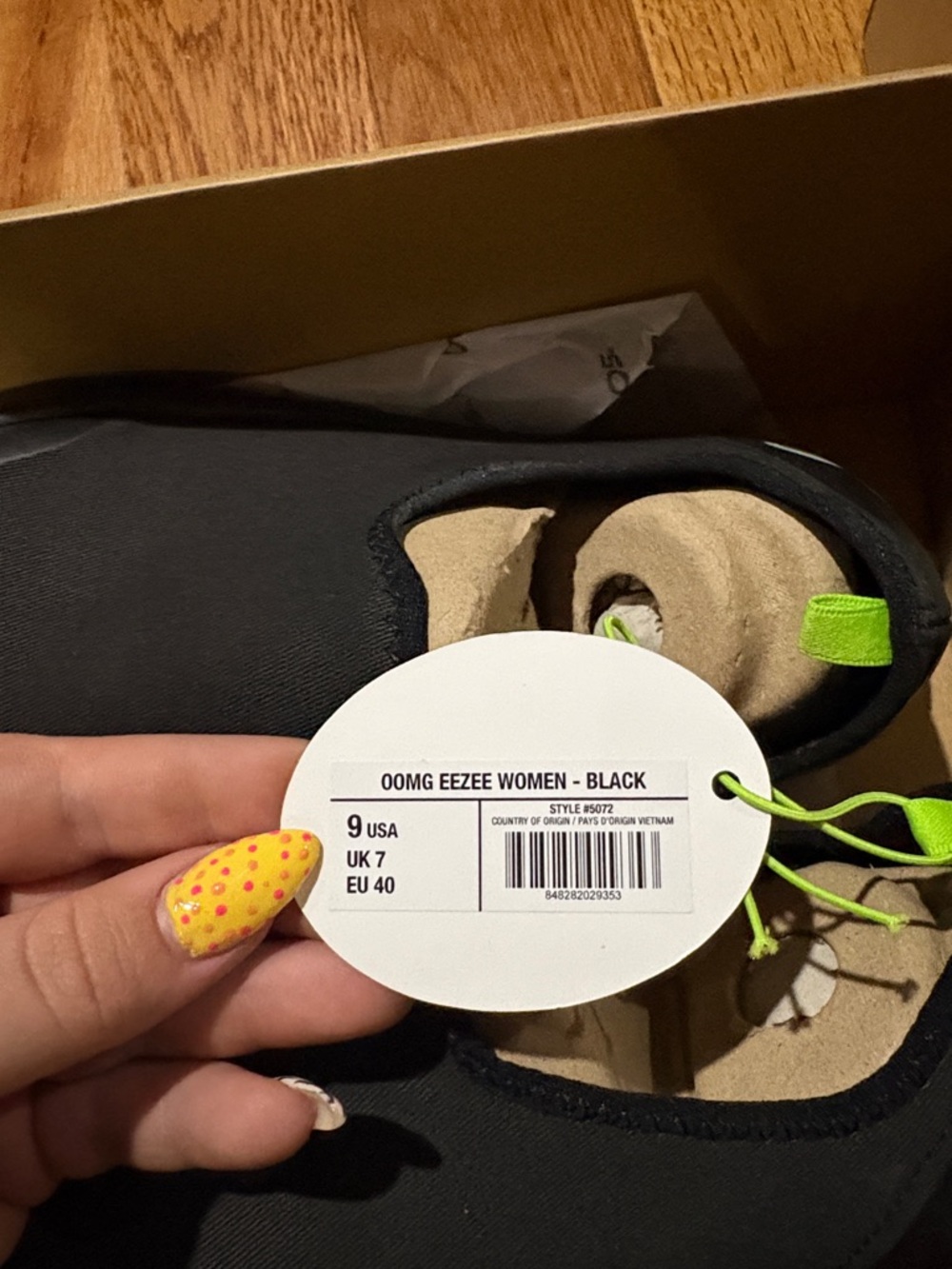 OOFOS Womens Black Slip-On Sneakers with Lime Pull Tabs - Picture 3 of 3